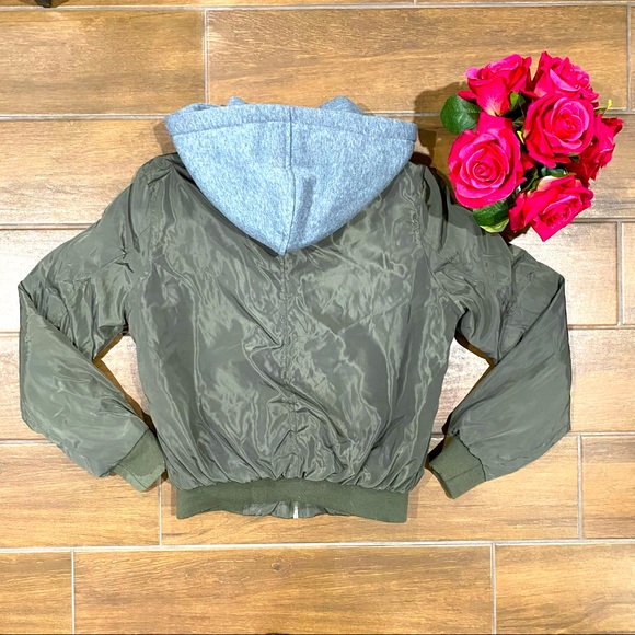 Ambiance Apparel Green Bomber Jacket (Size M) 🌹 - Picture 5 of 16